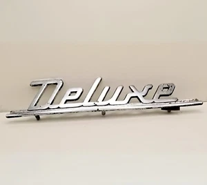 Vintage Aftermarket Chrome Emblem "Deluxe" - Foto 1 di 8