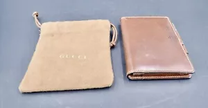 Gucci datario e taccuino in pelle 1985 con penna e astuccio gennaio-marzo - Foto 1 di 9