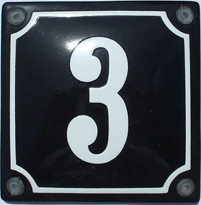 HAUS NUMMER 3 KLASSISCHES EMAILSCHILD. WEISS Nr. 3 AUF SCHWARZEM HINTERGRUND. 10x10cm. - Bild 1 von 2