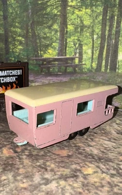 Спичечный коробок Lesney сделано в Англии #23 лагерь трейлер караван с задней патио розовый 1:64 - Изображение 1 из 4
