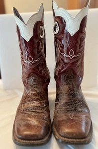 Ariat Uomo Wildstock Stivale Western Punta Quadrata 10007590 Uomo 9.5D USATO Rosso/Br - Foto 1 di 24