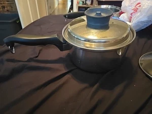 Chef's Ware Townecraft 8.5in T-304 Stainless Steel Saucepan With Lid Used - Picture 1 of 5