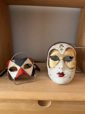 Dos máscaras venecianas vintage para fiesta festival Mardi Gras o exhibición Foto 1 de 4