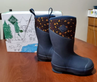 NUEVO EN CAJA Botas Mucks Para Niños Talla C8 Tremont Wells KTR-200 Azul Marino Prados Bota Impermeable Foto 1 de 4