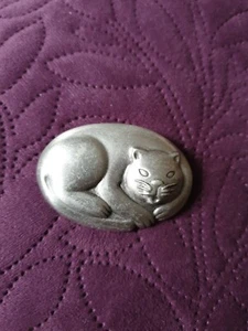 VINTAGE - JJ Jonette -JEWELLERY - Cat Curled up - BROOCH - Pin - RARE - Picture 1 of 2