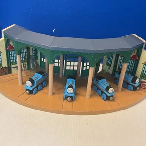 Thomas Wooden Railway Tidmouth Sheds/Roundhouse 2012 Y4367 con Thomas Trains - Imagen 1 de 7
