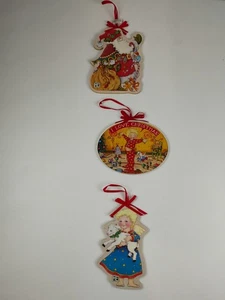 Juego de 3 adornos navideños vintage diseños Mary Engelbreit - Imagen 1 de 5