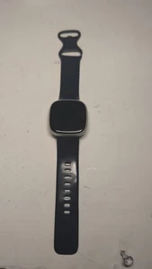 Fitbit Versa 3 Gesundheits & Fitness Smartwatch mit GPS, 24/7 Herzfrequenz - Bild 1 von 12