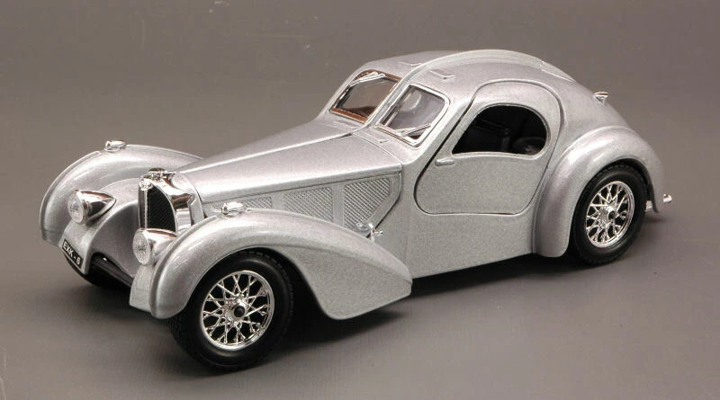 Bugatti Atlantic 1936 Silver 1:24 Model BBURAGO - Immagine 1 di 1