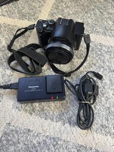 Panasonic Lumix DMC-FZ10 Digital Camera + Battery + Charger + Media Cable - Picture 1 of 3