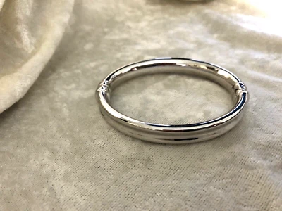 BELLA ORO BOLD HINGED BANGLE, 14K WHITE GOLD OVER RESIN, AVG OR LRG (M4305-24) - Image 1 of 4