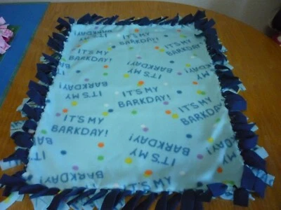 Manta corbata polar hecha a mano de It's My Bark Day para una mascota pequeña (azul) Foto 1 de 3