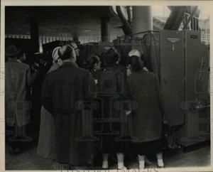 1958 Foto de prensa Visitantes al Pabellón del Reino Unido en la Feria Mundial de Bruselas - Imagen 1 de 2