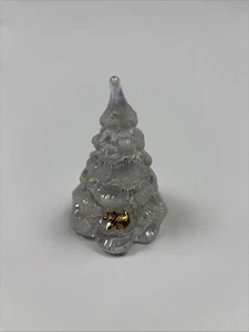 "Estatuilla de 3"" de árbol de Navidad de vidrio Fenton con ardilla iridiscente" - Imagen 1 de 5