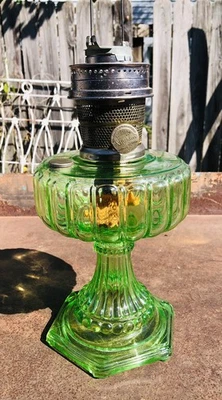 Винтажная масляная лампа Aladdin ИЗУМРУДНО-ЗЕЛЕНОЕ УРАНОВОЕ СТЕКЛО, красивая и чистая - Изображение 1 из 4