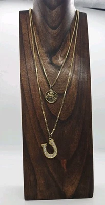 Colar Berloque em Camadas Betsey Johnson Ferradura Gelo PLay Bom Tom Dourado OTH - Imagem 1 de 4