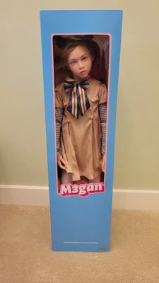 Figura Muñeca Spirit Halloween 2025 Pantalla Precisa 24" Posable M3GAN con Soporte Foto 1 de 4