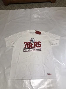 Neu mit Etikett!!!HERREN MITCHELL AND NESS PHILADELPHIA 76ERS T-SHIRT WEISS GR XL - Bild 1 von 5