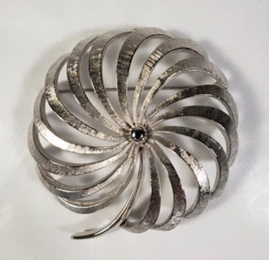 Grande spilla vintage MONET spilla fiore ruota tono argento spazzolato - Foto 1 di 12