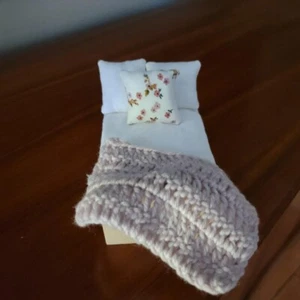 Dollhouse Furniture: Wood Twin Bed With Pink Bedding 1:12 Scale - Picture 1 of 5