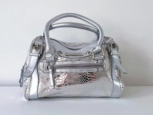 Henkeltasche in Schlangenlederoptik Metallic Leder mit abnehmbarem Umhängegurt - Bild 1 von 11