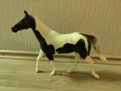 Breyer Pferd Modellpferd Traditional Travis - Bild 1 von 4