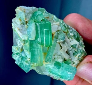 Cristal de turmalina verde esmeralda 393 quilates con muestra de cuarzo de Afganistán. - Imagen 1 de 13