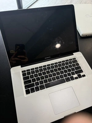 Apple MacBook Pro 15" No HDD  4GB RAM 2.2 GHz Core I7 - Late 2011 MD318LL/A - Image 1 of 4