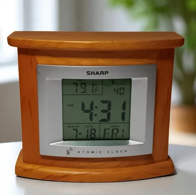 Reloj Atómico LED Sharp SPC324SC Madera Metal Tech Foto 1 de 4