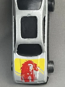 Coche diecast genérico 1:64 verde sin marca con capó nativo - Imagen 1 de 5