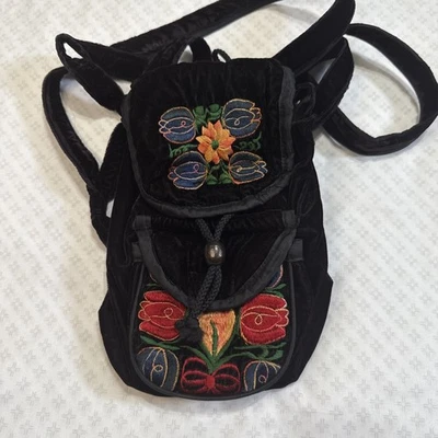 Mini mochila bordada preta de veludo floral com zíper/gravata/sincronização/zimbo espelho - Imagem 1 de 4