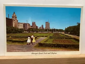 Grant Park and Skyline: Chicago, IL - Postal de colección - Imagen 1 de 3