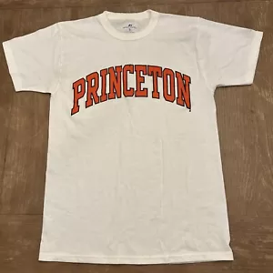 Camisa Princeton talla pequeña blanca gráfica cuello redondo manga corta deletreada - Imagen 1 de 4