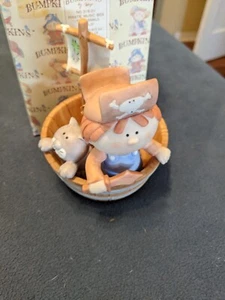 Figura Bumpkins Niño y Gato en Barco Pirata CAJA DE MÚSICA Es Un Mundo Pequeño De Colección Años 80’s - Imagen 1 de 4