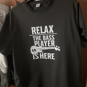 T-Shirt "Bassgitarre" Erwachsene RELAX THE BASS PLAYERS IS HERE Größe XL - Bild 1 von 1