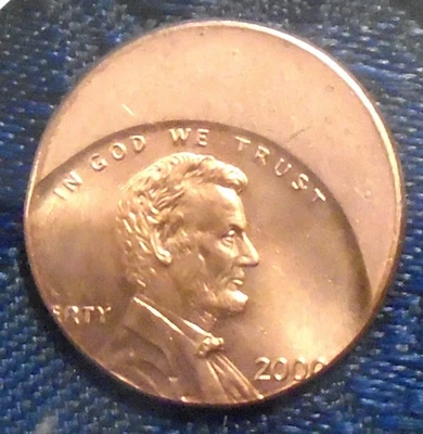 ¡Penny de error 2000 fuera del centro Stike! Centavo escaso rojo sin circular brillante gema BU Foto 1 de 3