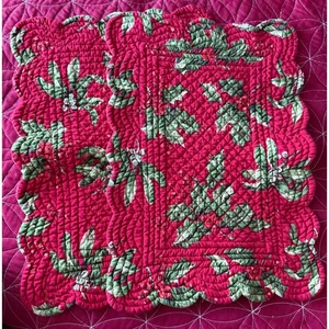 Juego de 2 manteles acolchados Holiday Holly Berry borde festoneado decoración navideña - Imagen 1 de 4