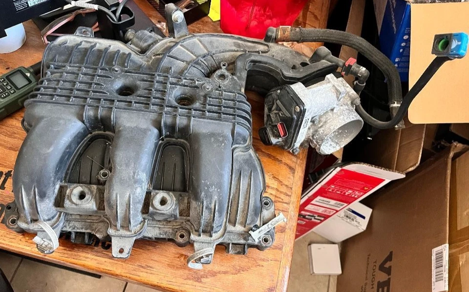 Colector de admisión superior del motor Mazda CX9 2009 2010 2011 2012 3,7 L con cuerpo de acelerador Foto 1 de 3