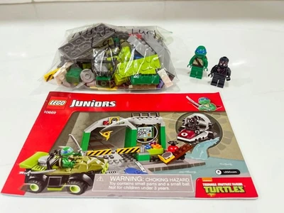 LEGO Juniors 10669 Turtle Lair, Teenage Mutant Ninja Turtles Complete with Minif - Image 1 of 3
