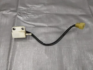 Interruptor de seguridad recortado pedal embrague OEM FB01-66-4D0 1990-2005 Mazda Miata MX-5 FB01-66-4D0 - Imagen 1 de 4