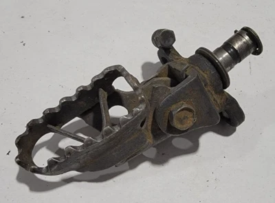 Right Foot Peg and Bracket 1982 Yamaha YZ490 YZ 490 490J 82 - Image 1 of 4