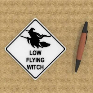 Lustiges Schild | Low Flying Witch - Bild 1 von 4