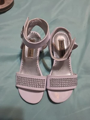 Zapato de vestir de tacón pequeño blanco y plateado talla 10 para niña Foto 1 de 3