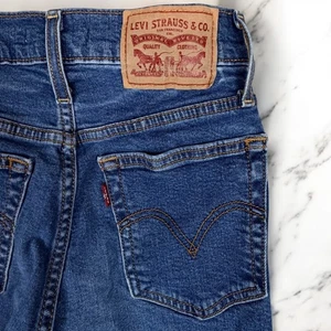 Pantalones de mezclilla ajustados Levis Wedgie para mujer talla 24x26 azul lavado oscuro botón mosca dobladillos masticados - Imagen 1 de 16