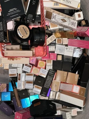 Paquete grande de maquillaje misterioso de alta gama Foto 1 de 4