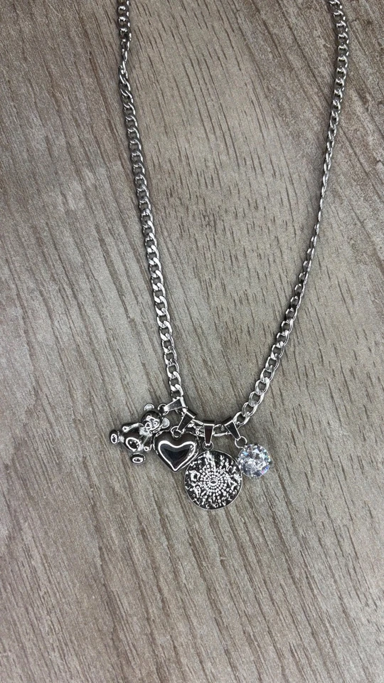 Collanina con ciondoli color argento, catenina color argento   - Immagine 1 di 1