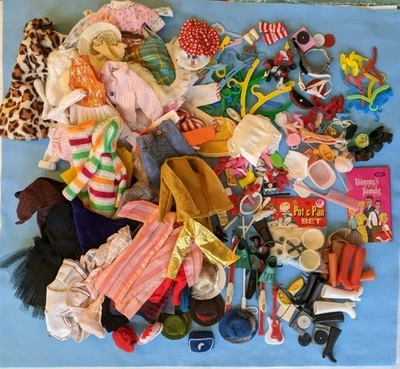 LOTE DE ROPA Y ACCESORIOS ENORMES CLONE Barbie vintage vestidos carteras zapatos años 60 Foto 1 de 4