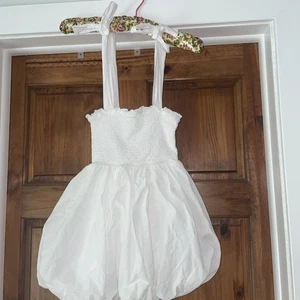 Katie J NYC Adjustable Tie Strap Smock Chest Balloon Waist White Top - Picture 1 of 8