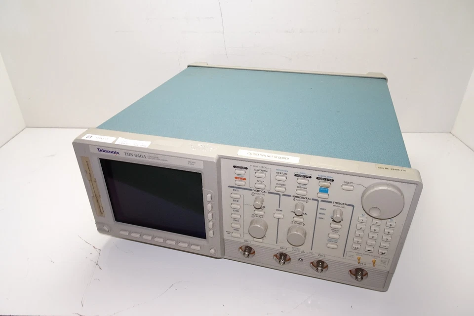 Osciloscopio digitalizador Tektronix TDS 640A | 500 MHz, 2 GS/s | Faltan pies Foto 1 de 4