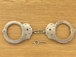 Grilletes Esposas Fleismann originales Guardia Civil años 70 con llave policia - Imagen 1 de 3